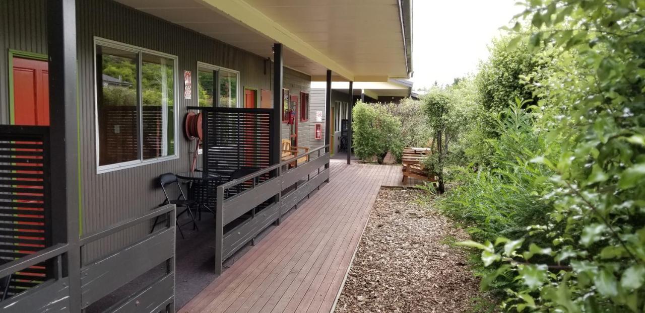 The Whistling Frog Resort Chaslands Eksteriør billede